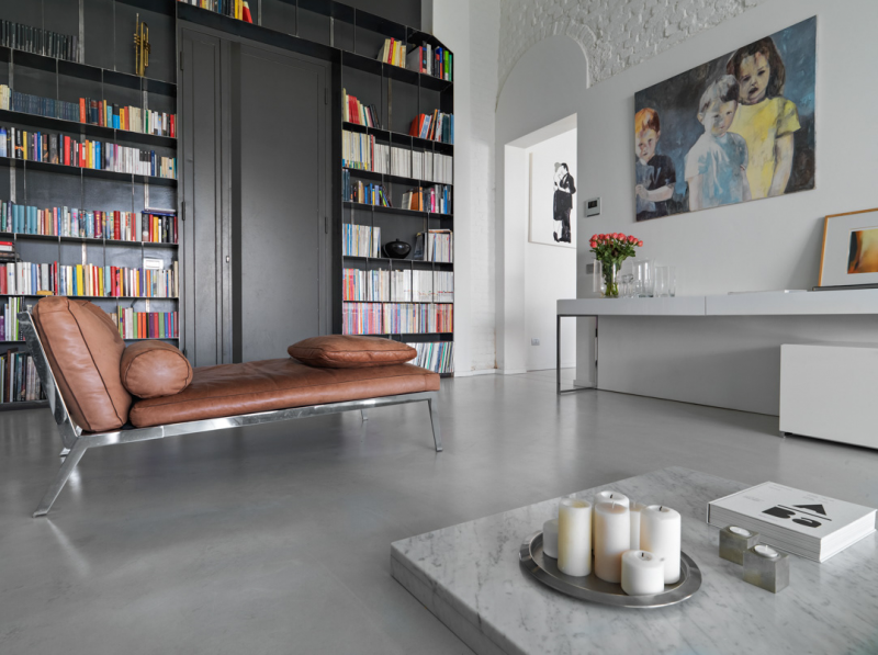 Светлая квартира с яркими элементами декора