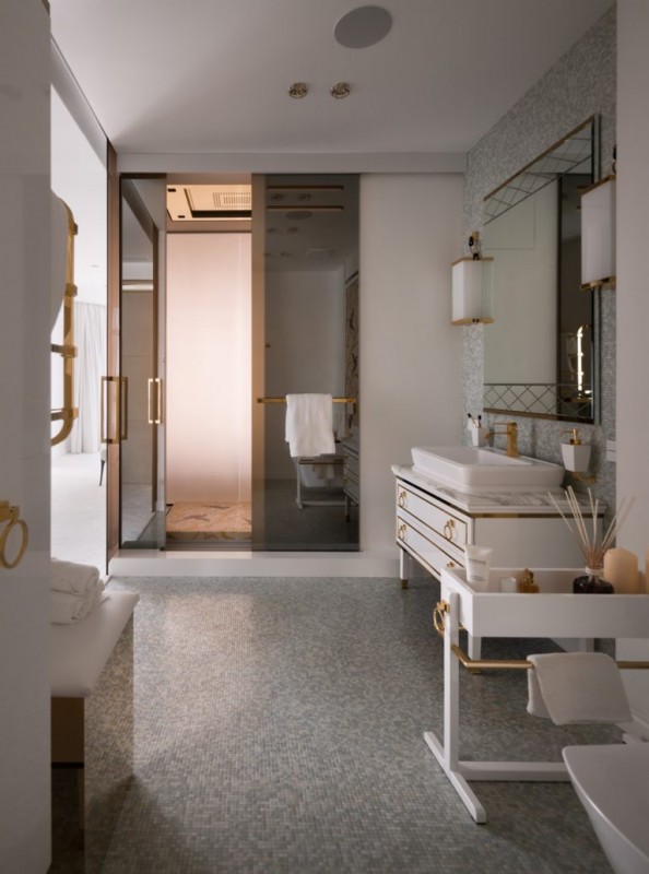 Светлый интерьер с яркими акцентами