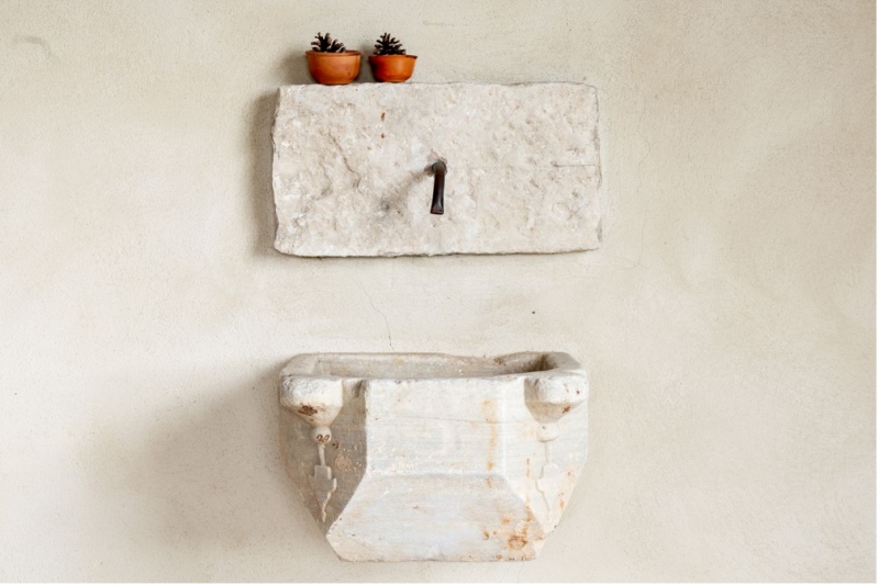 Замковая каменная вилла, расположенная на 84 гектарах леса в пасторальной Тоскане