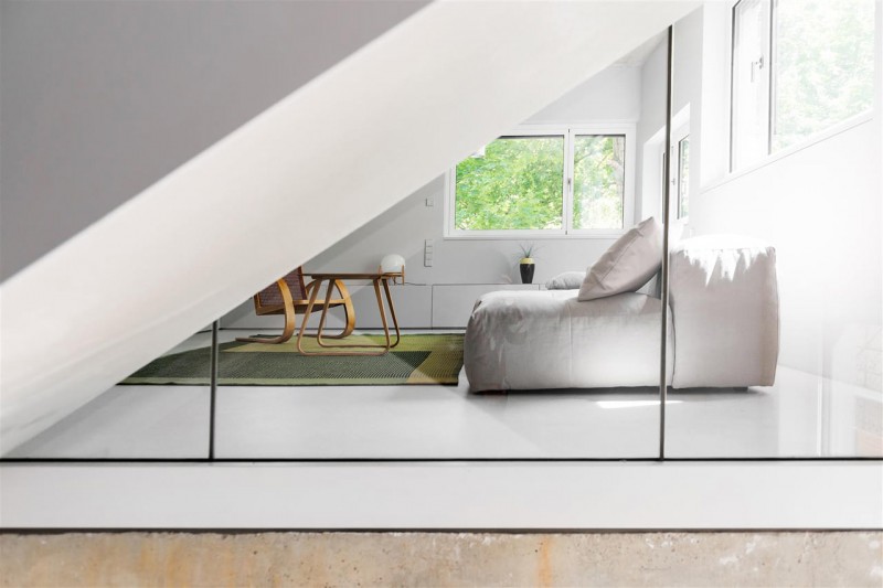 Деревянная мебель, красочные ковры и индустриальные элементы в интерьере особняка в Берлине