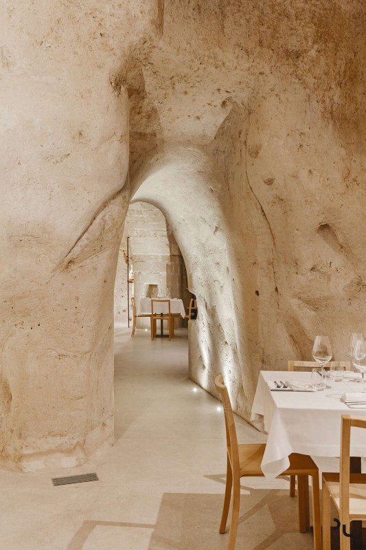Ресторан-пиццерия Oi Mari, расположенный в пещере в Италии Ресторан-пиццерия Oi Mari, расположенный в пещере в Италии