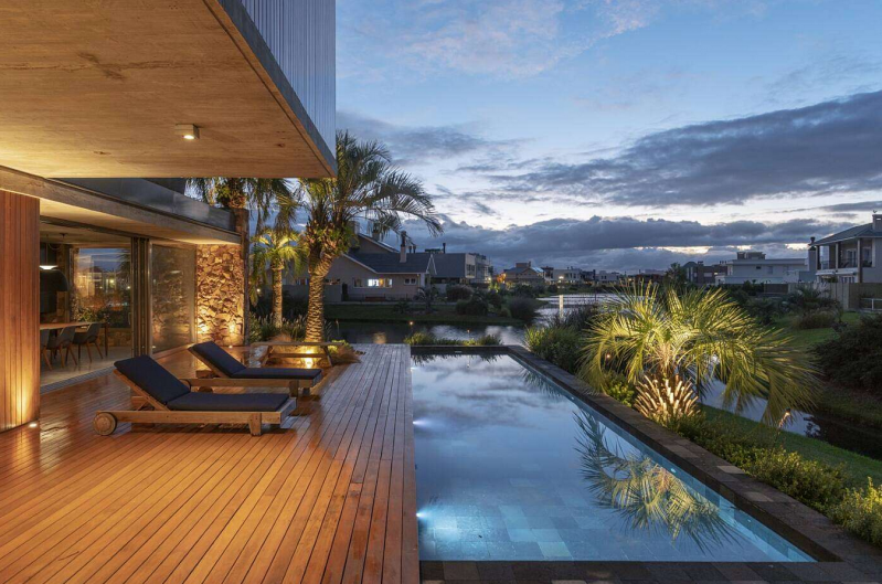 Современный двухэтажный дом, расположенный в Пелотасе, Бразилия