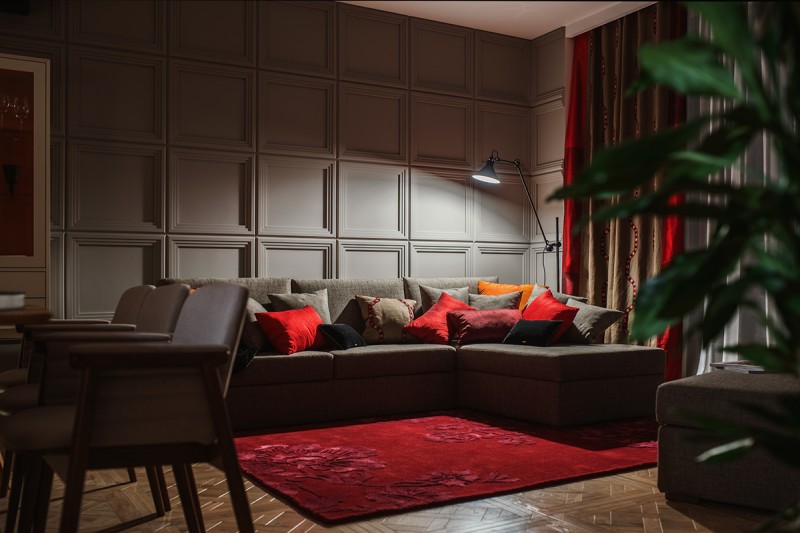 Светлые апартаменты с яркими акцентами