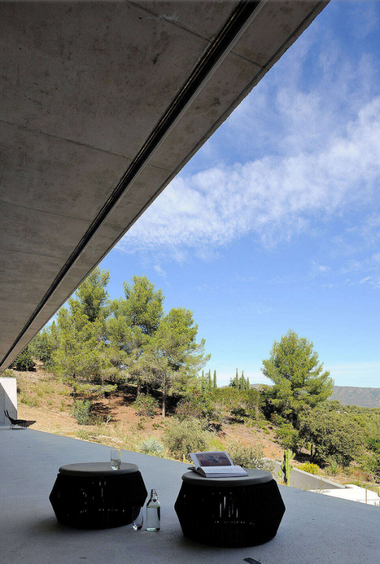 Бетон в интерьере современного дома на юге Франции