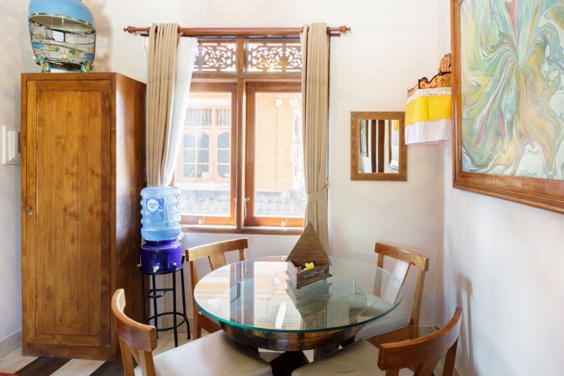 Яркий интерьер компактной квартиры в Куте, Индонезия Яркий интерьер компактной квартиры в Куте, Индонезия