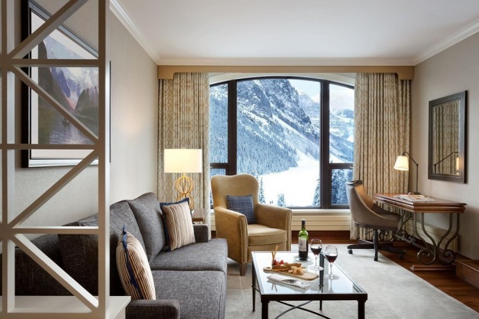 Канадский отель Fairmont Chateau Lake Louise, окруженный высокими горными вершинами Канадский отель Fairmont Chateau Lake Louise, окруженный высокими горными вершинами