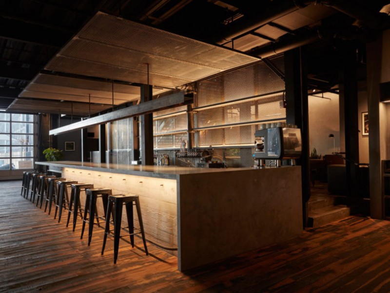 Клуб любителей классических автомобилей, расположенный на пристани 76 на реке Гудзон, Нью-Йорк