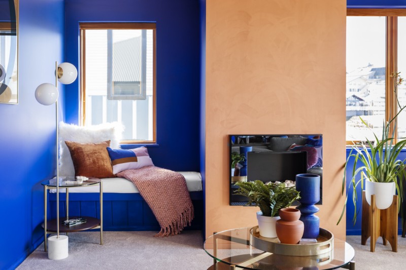 Насыщенные кобальтовые оттенки в сочетании с круглыми формами и металлическими акцентами Насыщенные кобальтовые оттенки в сочетании с круглыми формами и металлическими акцентами