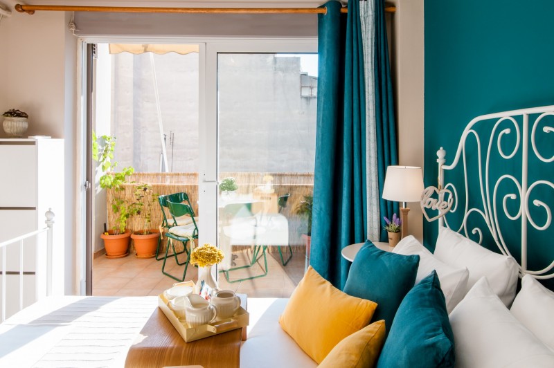 Средиземноморская квартира с балконом в теплых тонах в Афинах