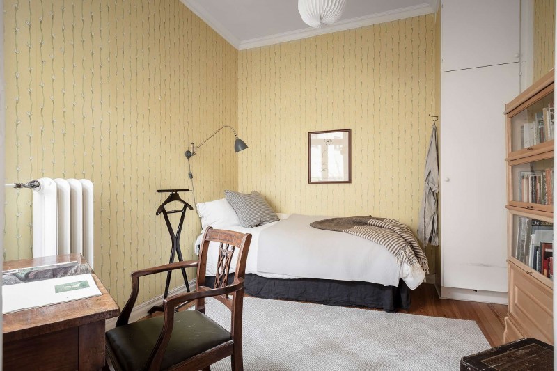 Высокие потолки и хорошо сохранившиеся детали начала ХХ века в апартаментах в Стокгольме