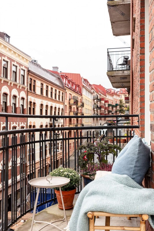 Высокие потолки и хорошо сохранившиеся детали начала ХХ века в апартаментах в Стокгольме