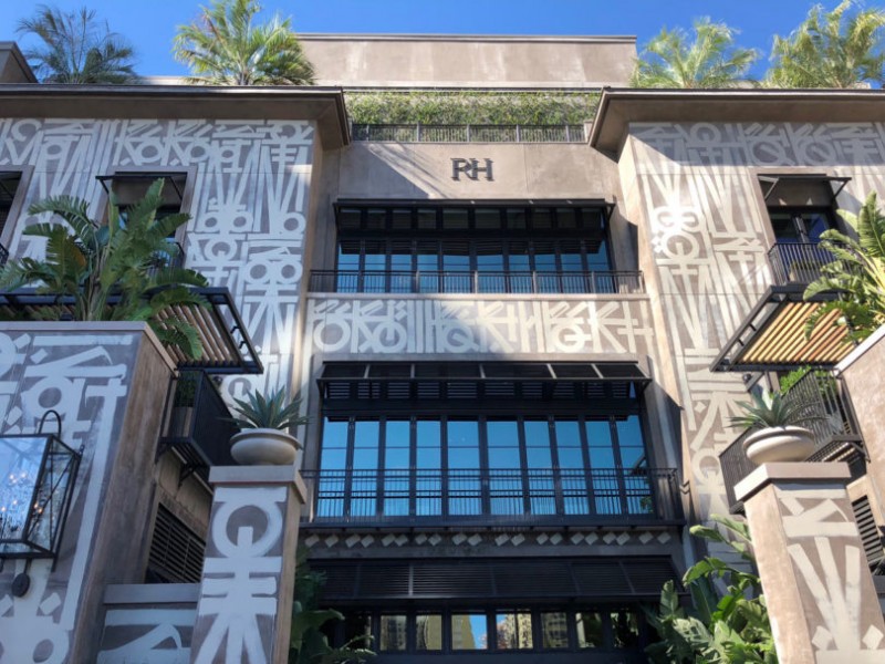 Выставочный зал мебельного магазина RH West Palm в Уэст-Палм-Бич, Флорида Выставочный зал мебельного магазина RH West Palm в Уэст-Палм-Бич, Флорида