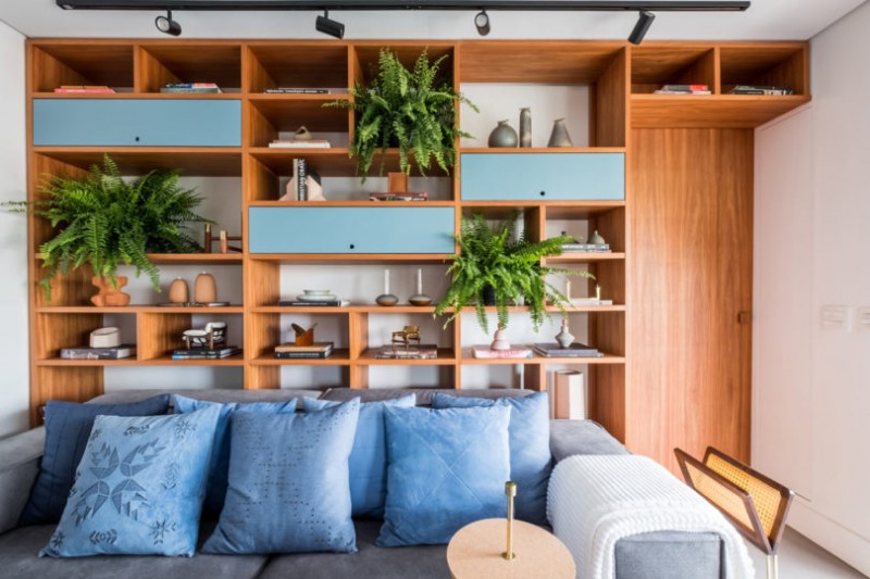 Интерьер квартиры в Сан-Паулу, сочетающий в себе элементы деревенского стиля и оттенки синего