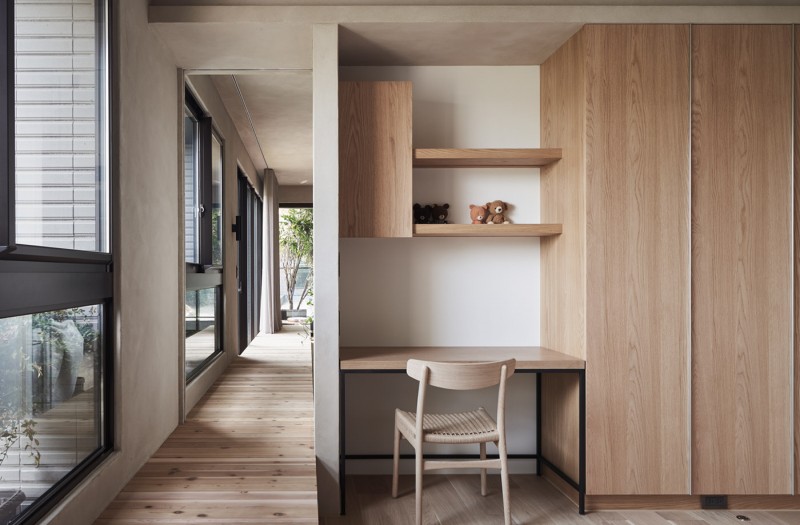 Сочетание дерева и металла в дизайне просторного семейного дома