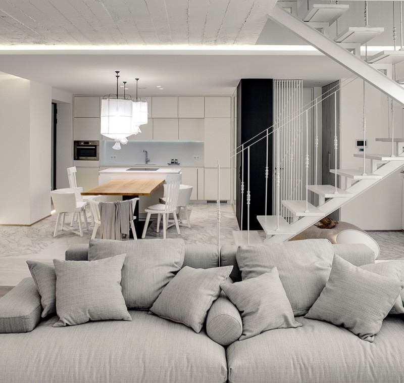 Белоснежный интерьер двухуровневой квартиры