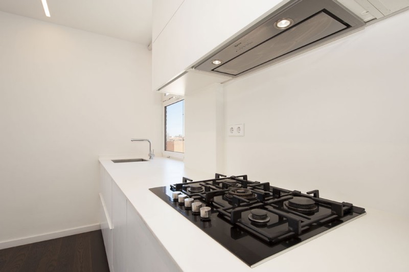 Черно-белый интерьер гостиной в квартире, расположенной в Барселоне