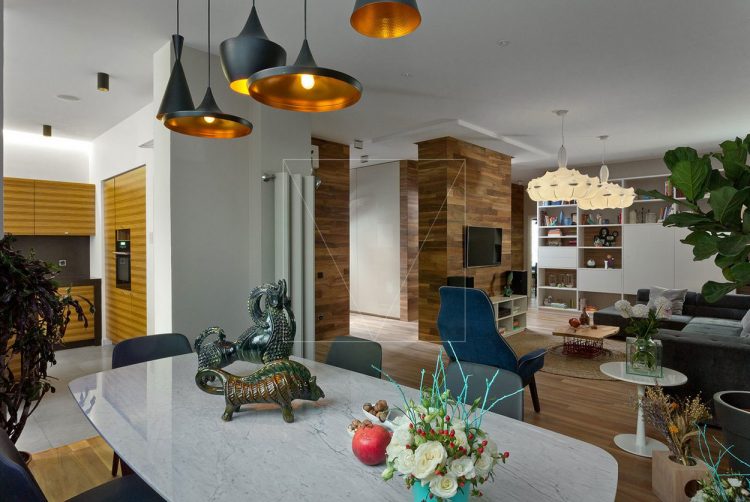 Деревянные поверхности и яркие цвета - современная квартира для молодой семьи