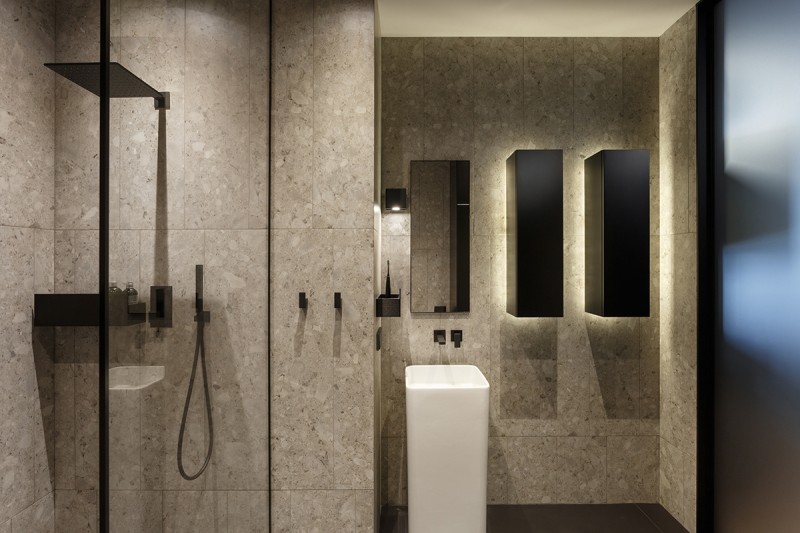 Фокусировка на панорамные окна в студии площадью 69 кв.м.