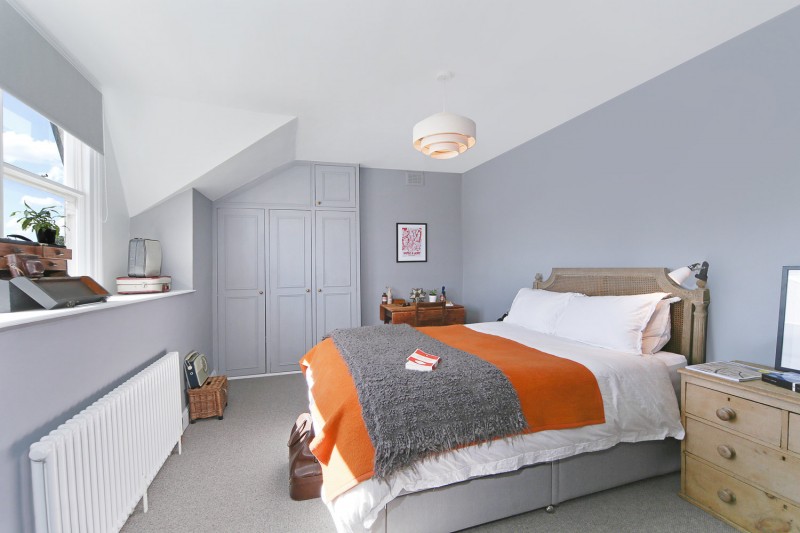 Интерьер мансардной квартиры с открытой планировкой