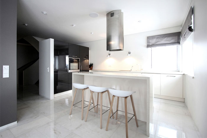 Минималистичный стиль и доминирующий белый цвет в интерьере дома в Клайпеде Минималистичный стиль и доминирующий белый цвет в интерьере дома в Клайпеде