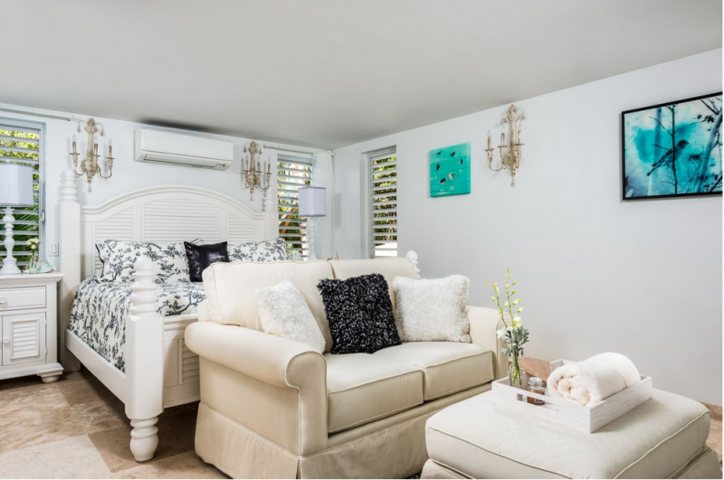 Небольшой отель Pearl West в городе Лонг-Бэй-Хиллс, острова Тёркс и Кайкос