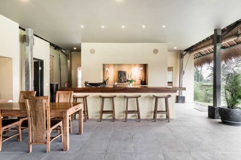 Современная вилла с соломенной крышей и видом на джунгли