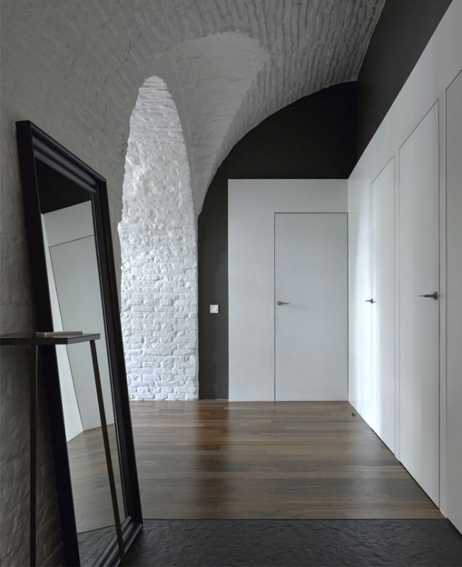 Уютная квартира с открытыми кирпичными стенами и арками