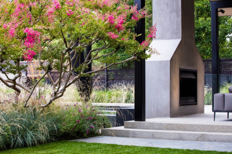 Великолепный проект организации террасы и сада с бассейном в загородном доме