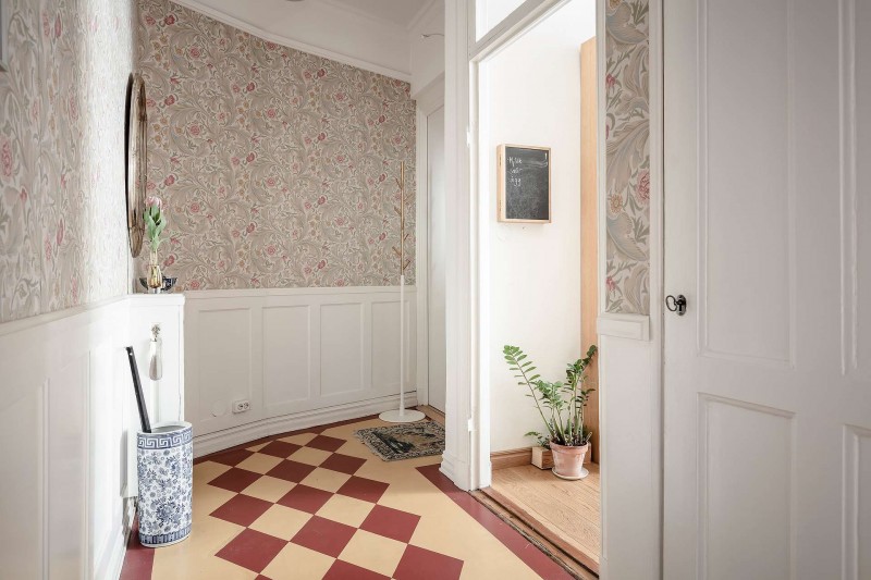 Высокие потолки и хорошо сохранившиеся детали начала ХХ века в апартаментах в Стокгольме