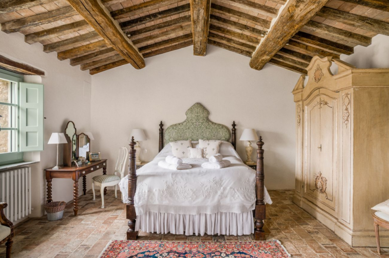 Замковая каменная вилла, расположенная на 84 гектарах леса в пасторальной Тоскане