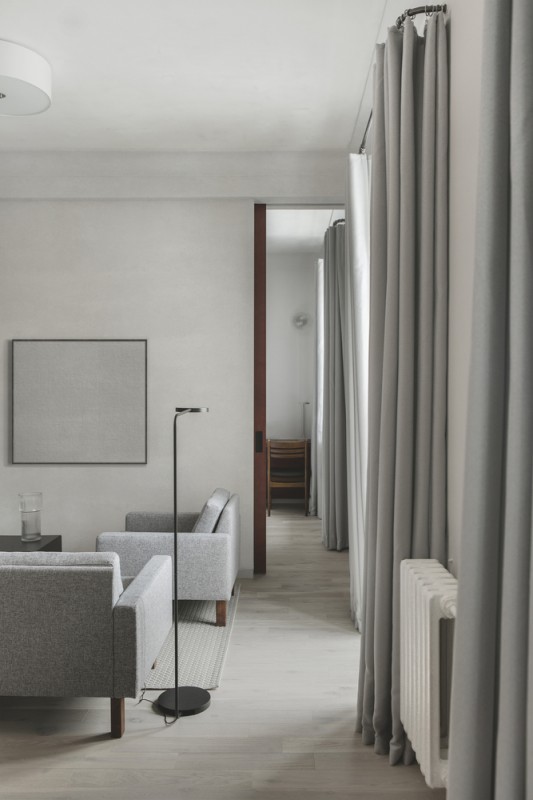 Акцентные фасады из шпонированного дерева в интерьере минской квартиры Акцентные фасады из шпонированного дерева в интерьере минской квартиры