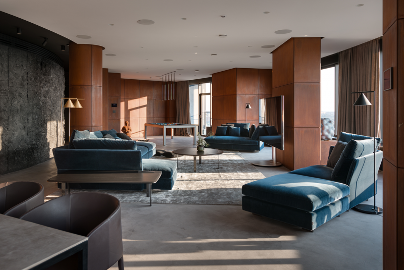 Брутальный стильный интерьер просторного пентхауса