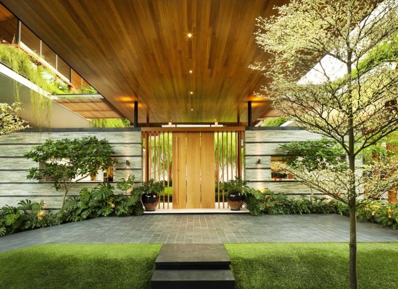 Экстерьер дома в Сингапуре с садом на крыше и прудом