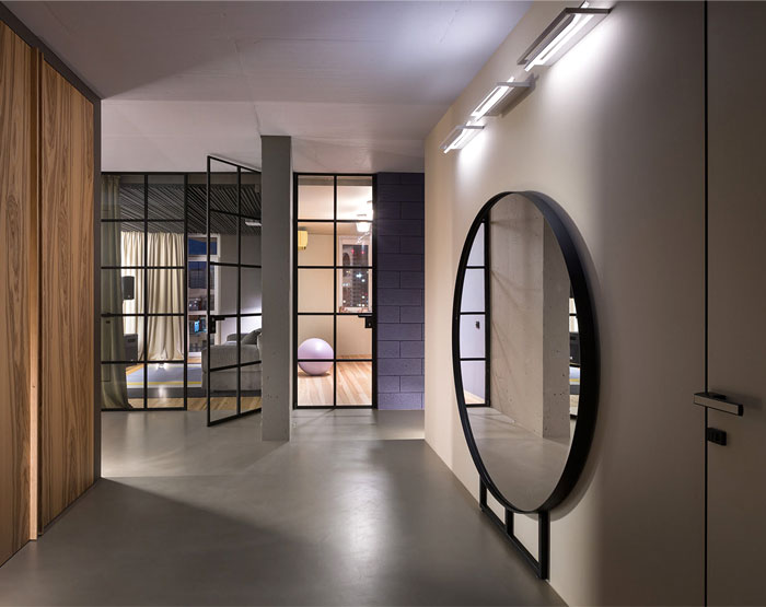 Интригующие дизайнерские конструкции и яркие акценты в интерьере просторных апартаментов