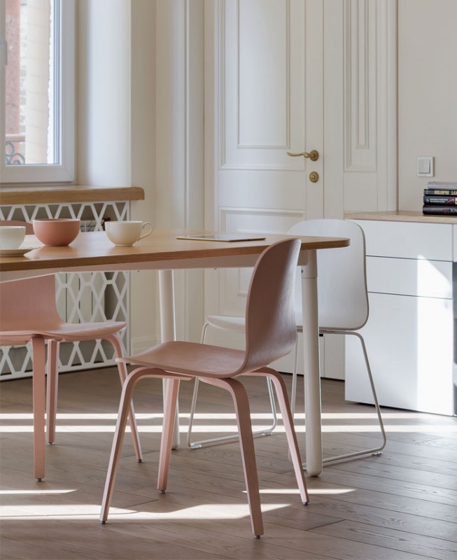 Комфортный, без лишних деталей интерьер светлых апартаментов