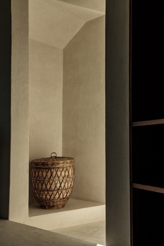 Контрастное сочетание белого цемента и дерева