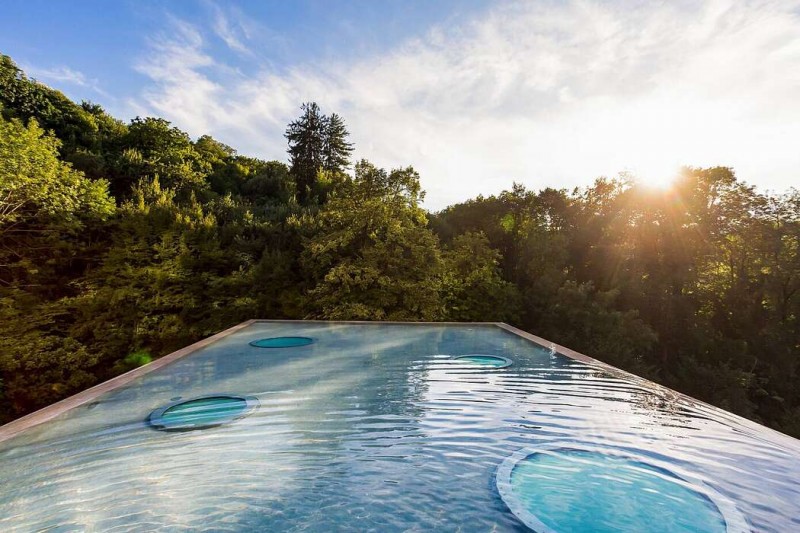 Многоквартирный дом, расположенный в Швейцарии, в городе Парадизо Многоквартирный дом, расположенный в Швейцарии, в городе Парадизо