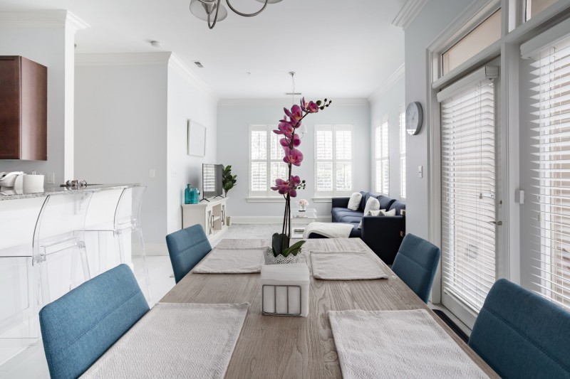 Нейтральные тона, оттенки синего и деревянные акценты в интерьере квартиры в Северной Каролине