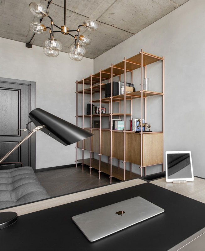 Приглушенные тона и мраморные, латунные и медные акценты в декоре литовской квартиры