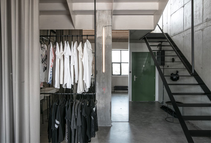 Вертикально ориентированный лофт, расположенный в промышленном здании