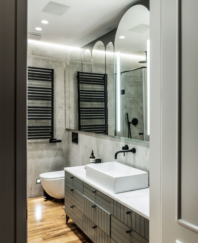 Эклектичная современная квартира, оформленная в серых тонах