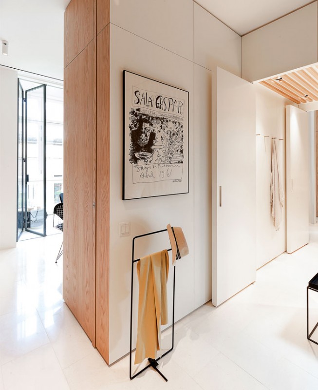 Кухня, спрятанная за элегантными стеновыми панелями в жилом проекте Barcelona Кухня, спрятанная за элегантными стеновыми панелями в жилом проекте Barcelona