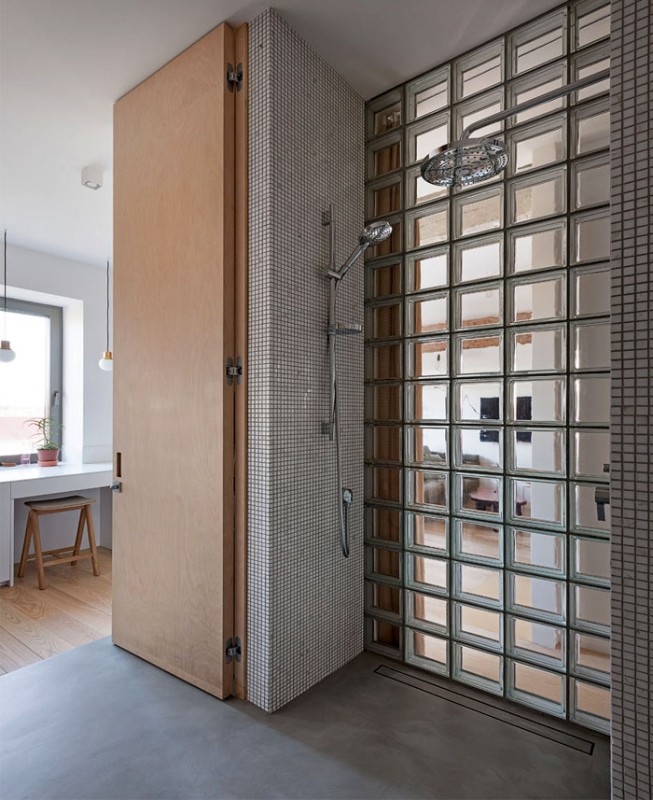 Бетон с нежно-розовым бархатом, конструкции из красного кирпича и немного латуни и меди в интерьере