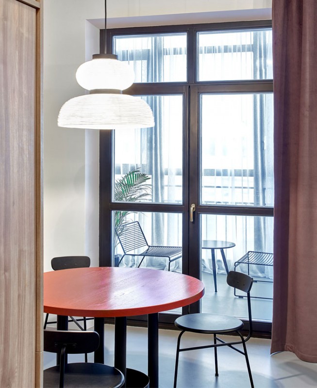 Интенсивные контрастные цвета и материалы в интерьере минской квартиры Интенсивные контрастные цвета и материалы в интерьере минской квартиры