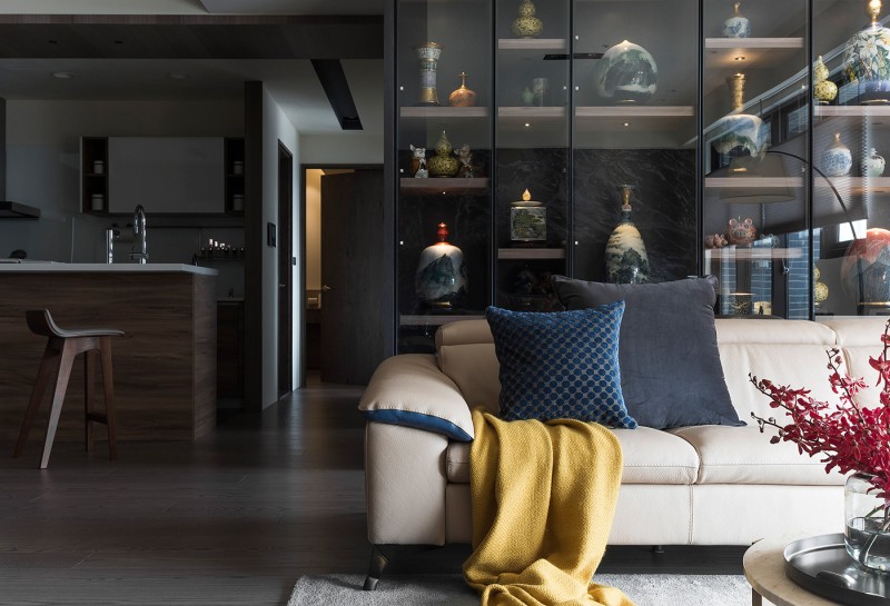 Интерьер в темных тонах с яркими акцентами Интерьер в темных тонах с яркими акцентами