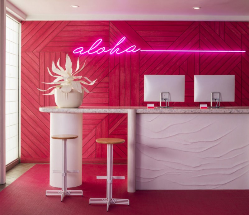 Неоновые цвета в интерьере отеля Shoreline Hotel Waikiki 4* на острове Оаху, Гавайи Неоновые цвета в интерьере отеля Shoreline Hotel Waikiki 4* на острове Оаху, Гавайи