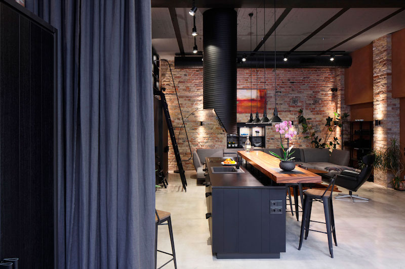 Сочетание индустриального и скандинавского стилей в интерьере уютной квартиры