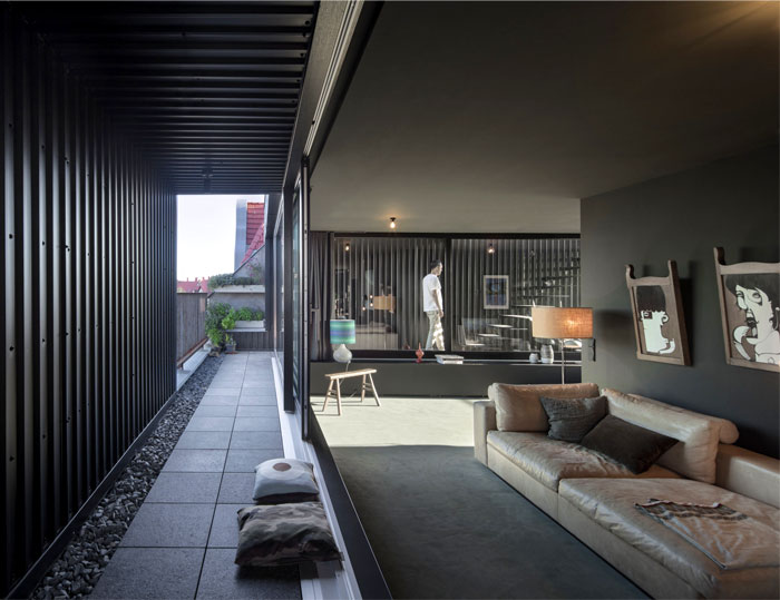 Современный городской пентхаус в темных тонах в Берлине Современный городской пентхаус в темных тонах в Берлине