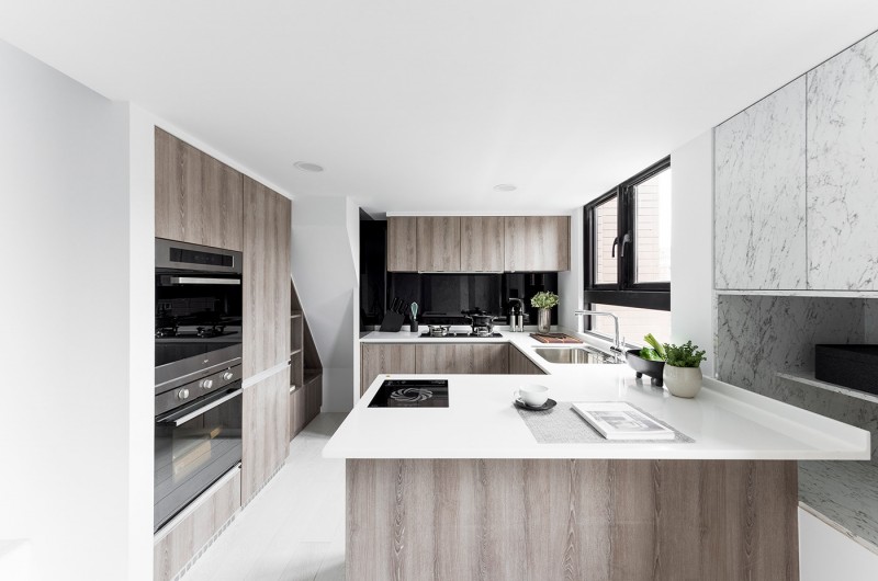 Цветные детали, мебель и аксессуары в светлом интерьере