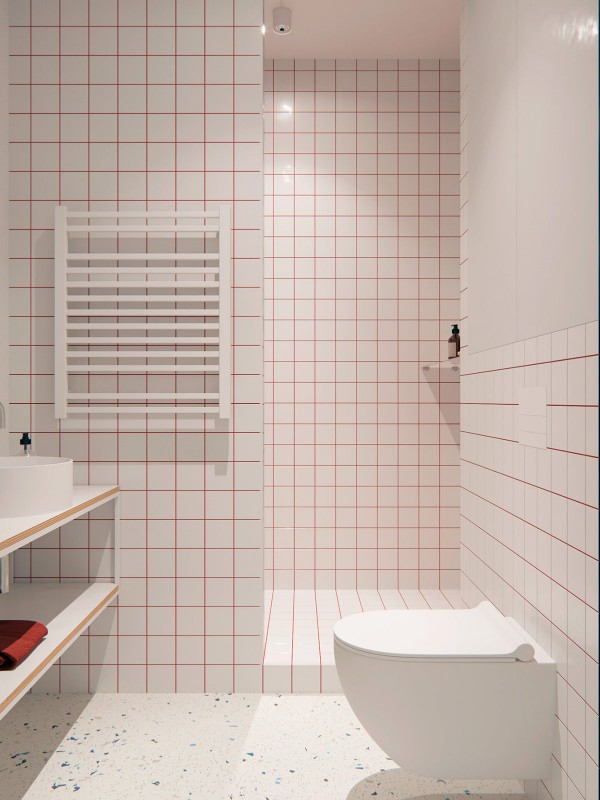 Красный, белый и синий цвета создают эффектную комбинацию в квартире площадью 36 кв. м.